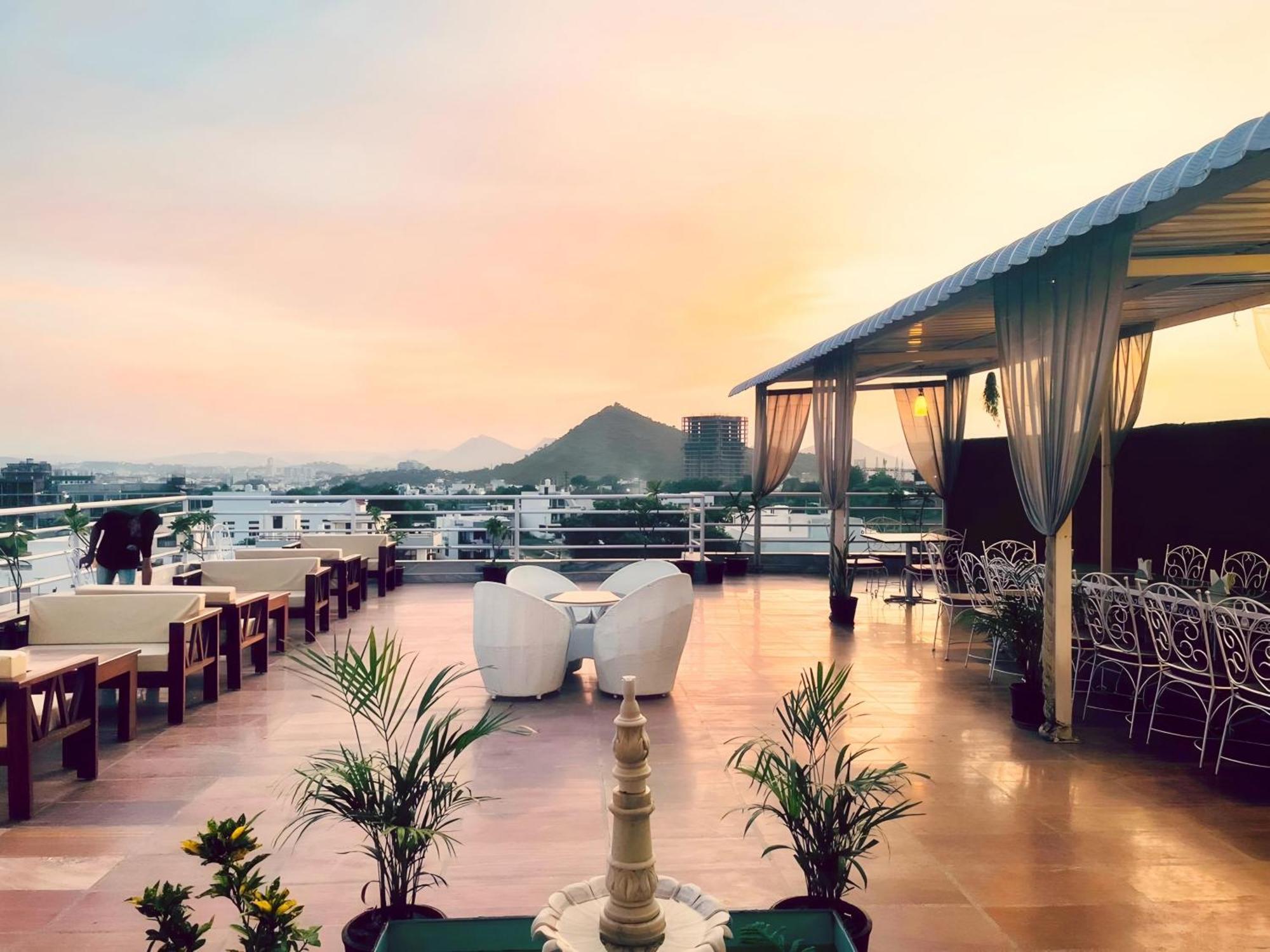 Hotel The Celebration By Amod Best Hotel & Rooftop Udaipur Exteriör bild