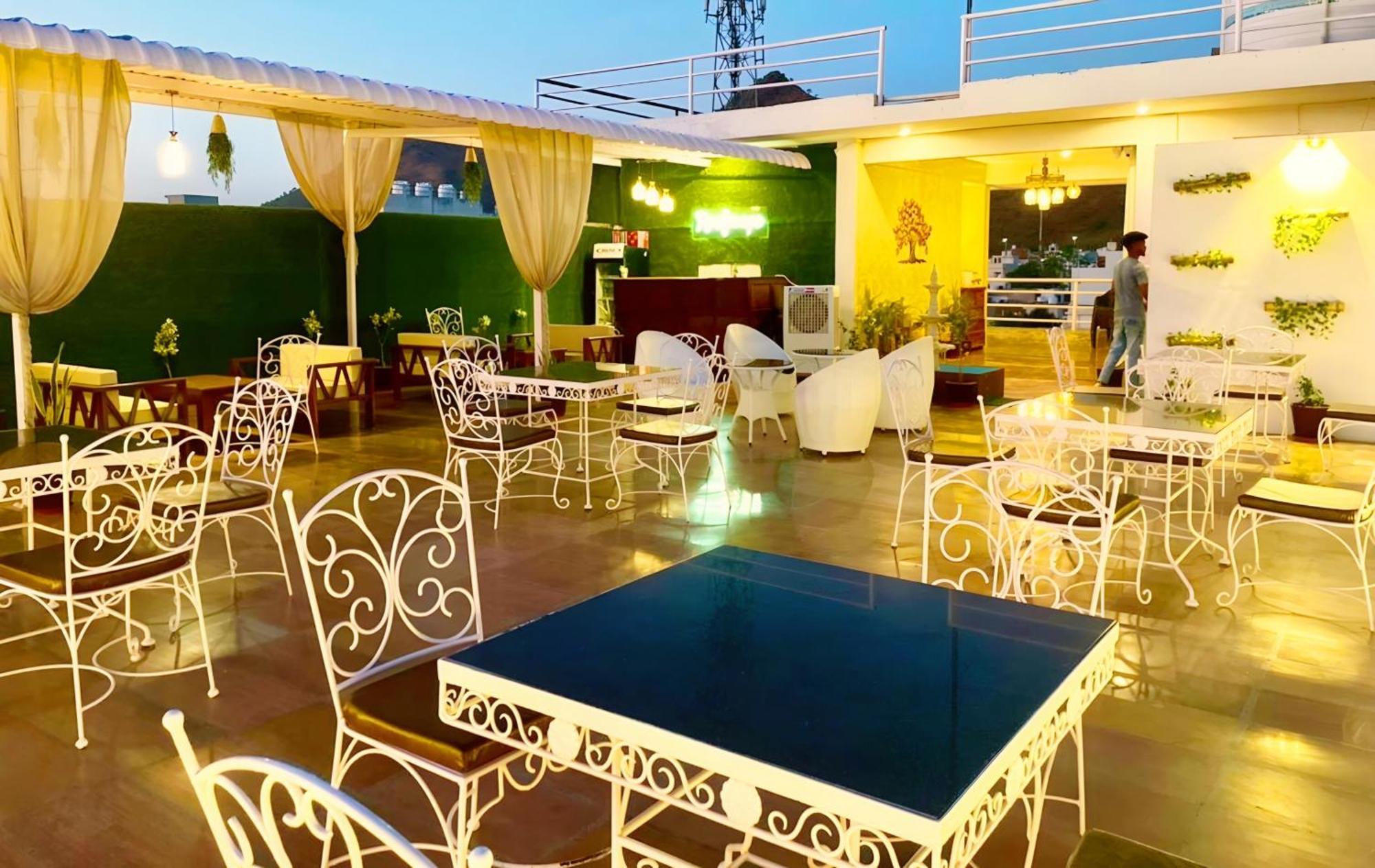 Hotel The Celebration By Amod Best Hotel & Rooftop Udaipur Exteriör bild